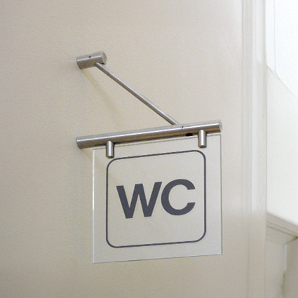 Fahnenschild (Nasenschild) aus Glas im Flurbereich Fahnenschild (Nasenschild) aus Glas im Flurbereich