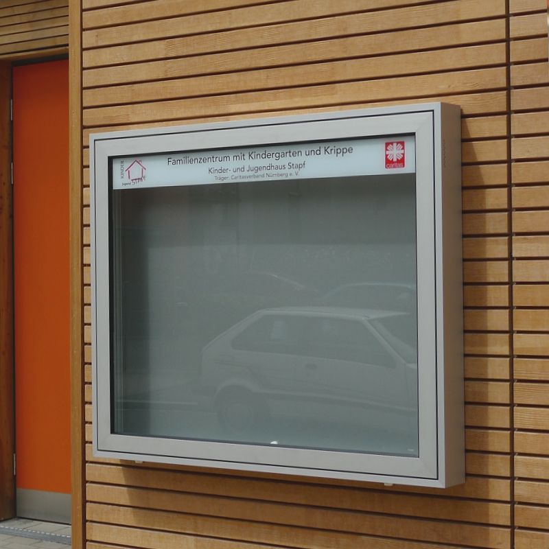 Schaukasten außen montiert an einer Holzwand - Schaukästen