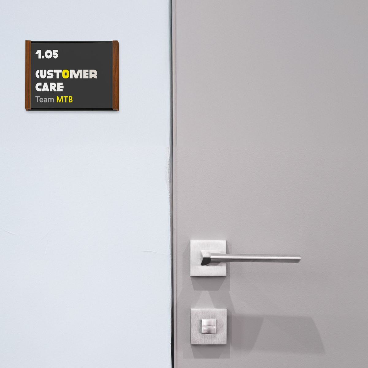 Türschild, Modell LMH, ~DIN A6, Querformat, Rahmen aus Aluminium (Schwarz) und Holz (Nussbaum)