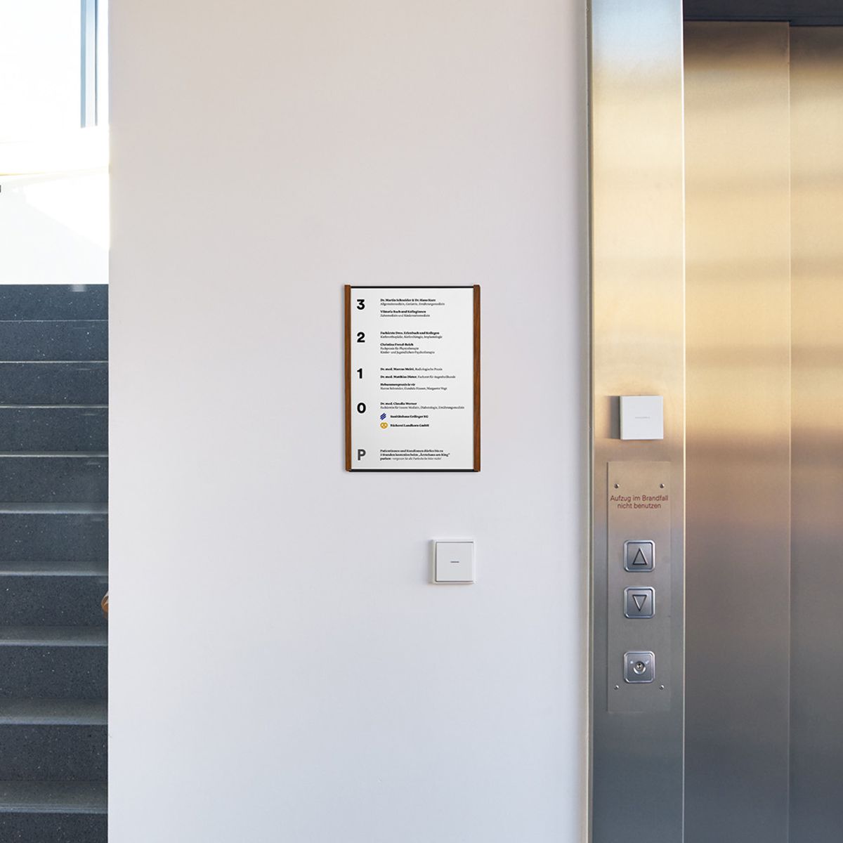 Wandschild, Modell LMH, ~ DIN A4, Hochformat, Holzrahmen Nussbaum kombiniert mit schwarzem Aluminium