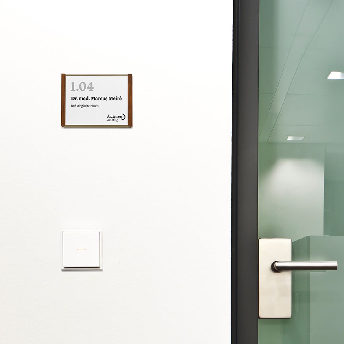 Türschild, Modell LMH, ~DIN A6, Querformat, Rahmen aus Aluminium (Bronze) und Holz (Nussbaum)