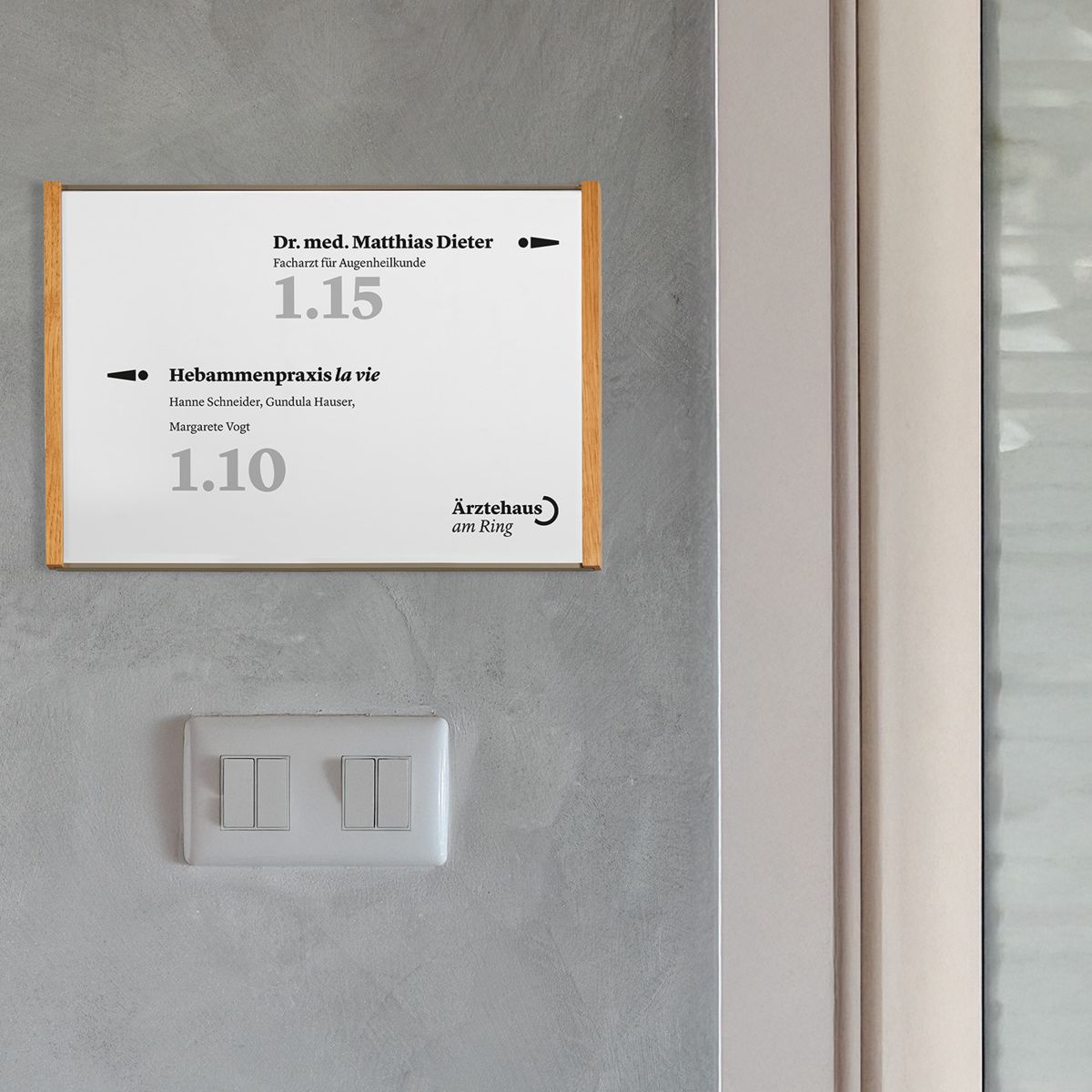 Wandschild, Modell LMH, ~ DIN A4, Querformat, Holzrahmen Eiche kombiniert mit bronzefarbenem Aluminium