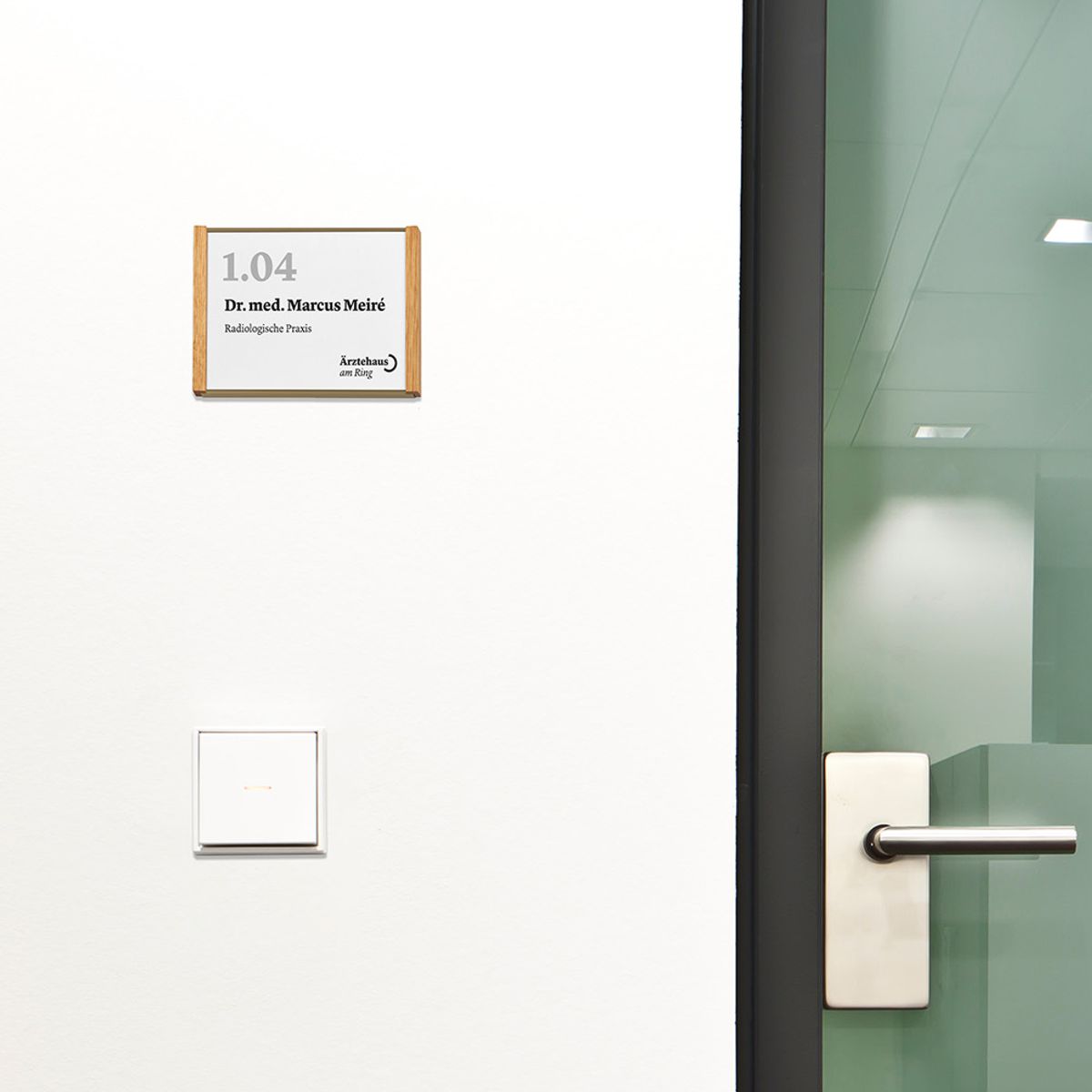 Türschild, Modell LMH, ~DIN A6, Querformat, Rahmen aus Aluminium (Bronze) und Holz (Eiche)
