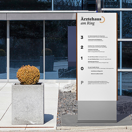 Außenaufsteller Outdoor-Stele aus Holz Außenaufsteller Outdoor-Stele aus Holz