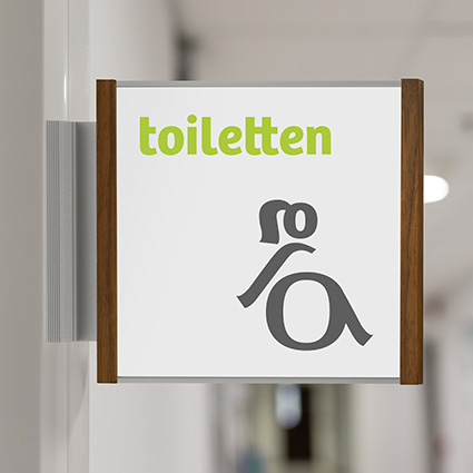Fahnenschild (Nasenschild) aus Holz als Toiletten Schild Fahnenschild (Nasenschild) aus Holz als Toiletten Schild