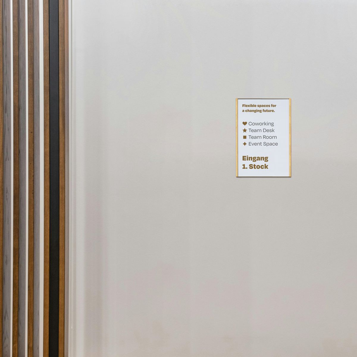 Wandschild, Modell LMH, ~ DIN A3, Hochformat, Holzrahmen Ahorn kombiniert mit bronzefarbenem Aluminium