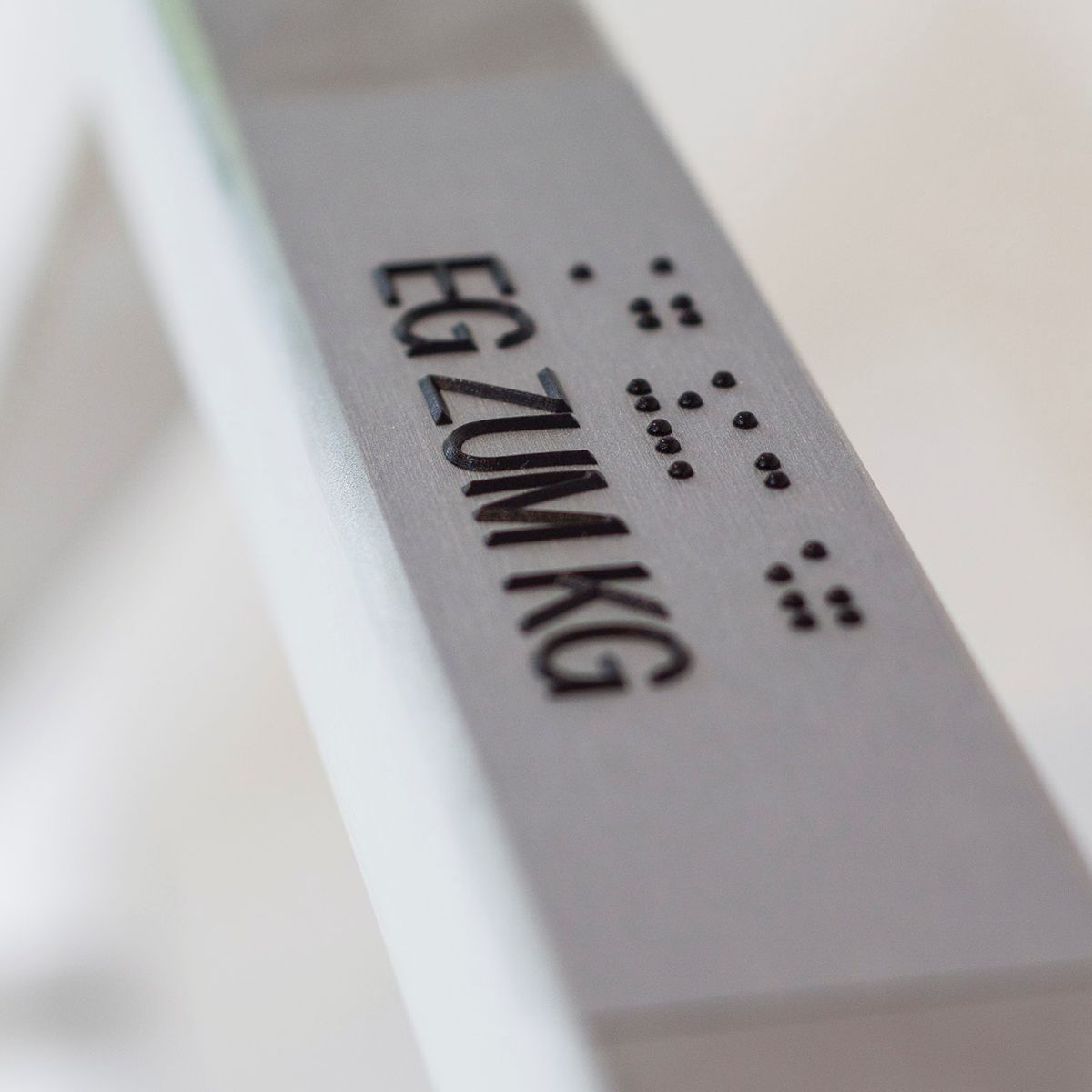 Handlaufschild aus Folie in Aluoptik, Silber gebürstet, max. 9 Zeichen