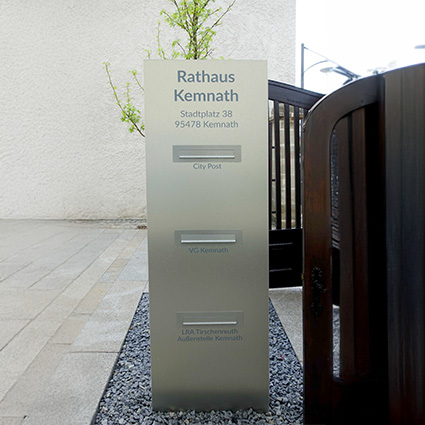 Briefkastenstele an einem Rathaus Briefkastenstele an einem Rathaus