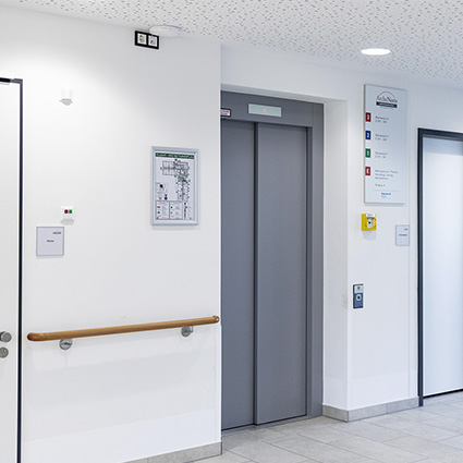 verschiedene Schildersysteme an einer Wand verschiedene Schildersysteme an einer Wand