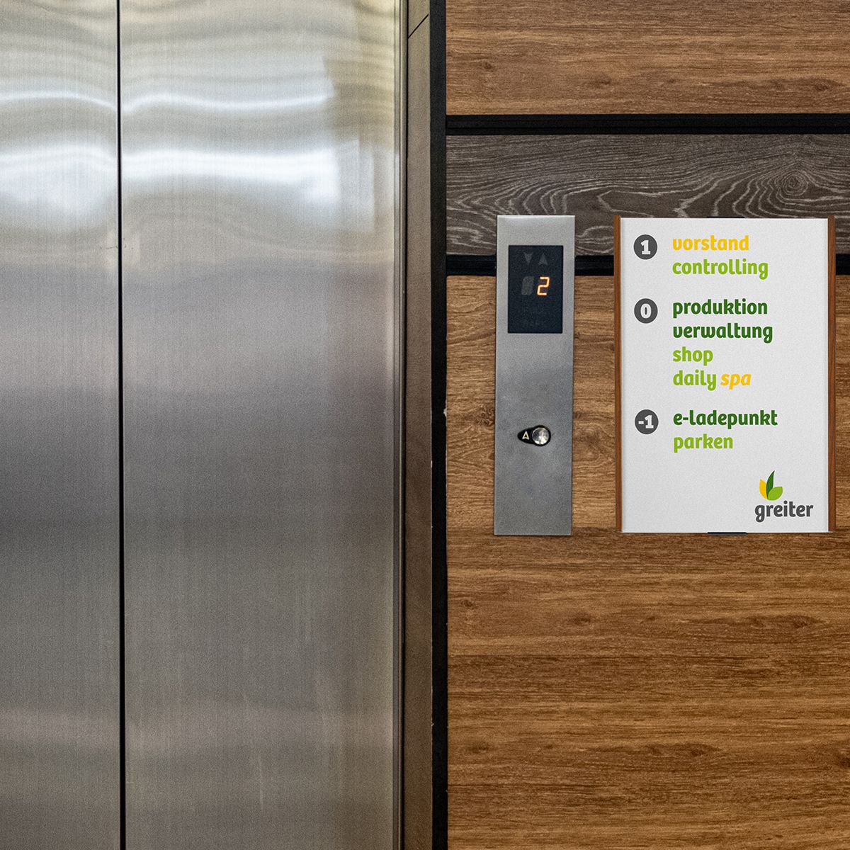 Wandschild, Modell LMH, ~ DIN A3, Hochformat, Holzrahmen Nussbaum, mit Kappen Wandschild, Modell LMH, ~ DIN A3, Hochformat, Holzrahmen Nussbaum, mit Kappen