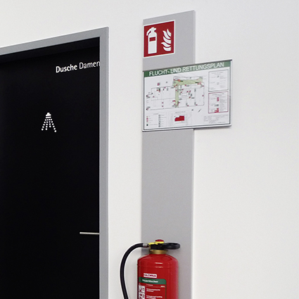Rahmen für Fluchtwegpläne und Rettungspläne aus Aluminium unter Brandschutzzeichen Rahmen für Fluchtwegpläne und Rettungspläne aus Aluminium unter Brandschutzzeichen