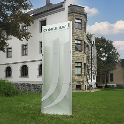 Außenaufsteller Outdoor-Stele aus Glas Außenaufsteller Outdoor-Stele aus Glas