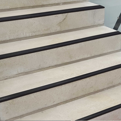 Stufenmarkierung Treppe innen schwarz