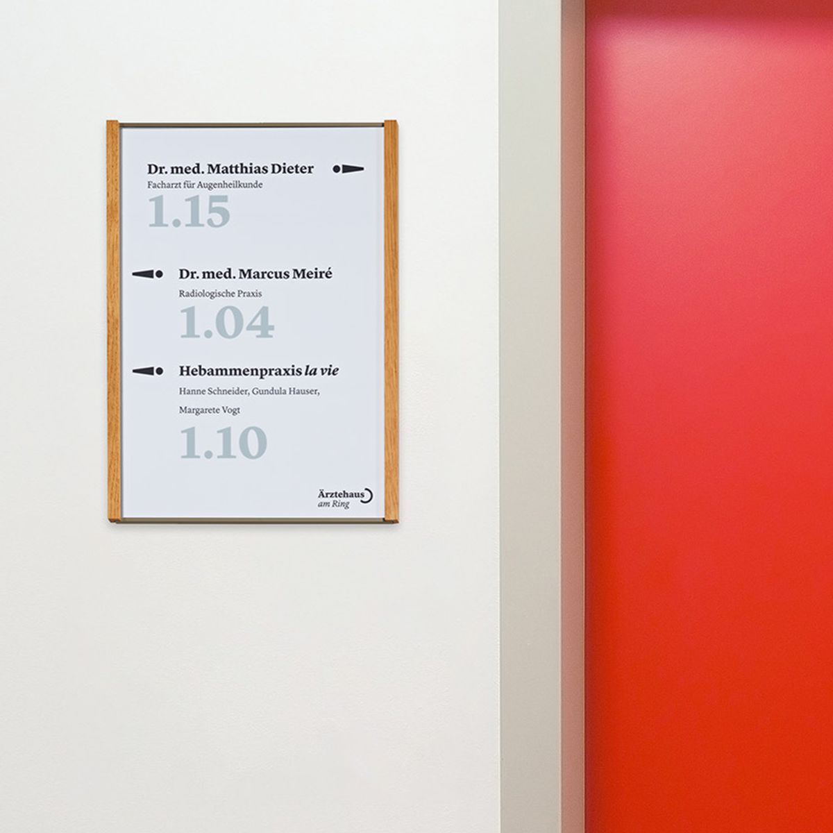 Wandschild, Modell LMH, ~ DIN A4, Hochformat, Holzrahmen Eiche kombiniert mit bronzefarbenem Aluminium