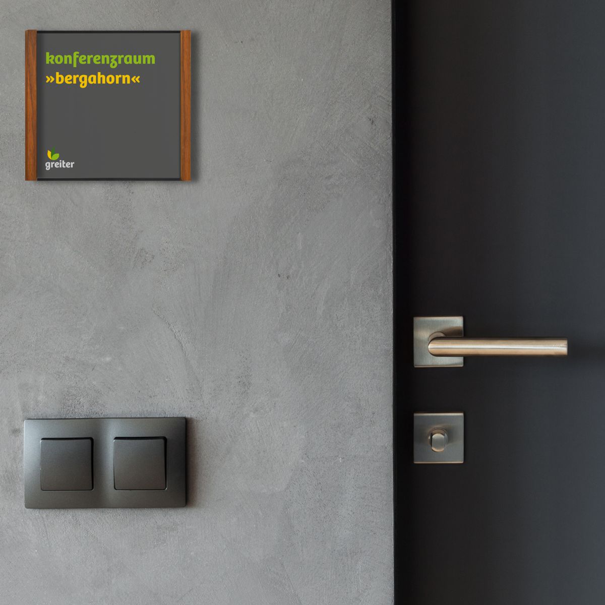 Türschild, Modell LMH, 150 x 160 mm (H x B), Rahmen aus Aluminium (Schwarz) und Holz (Nussbaum)