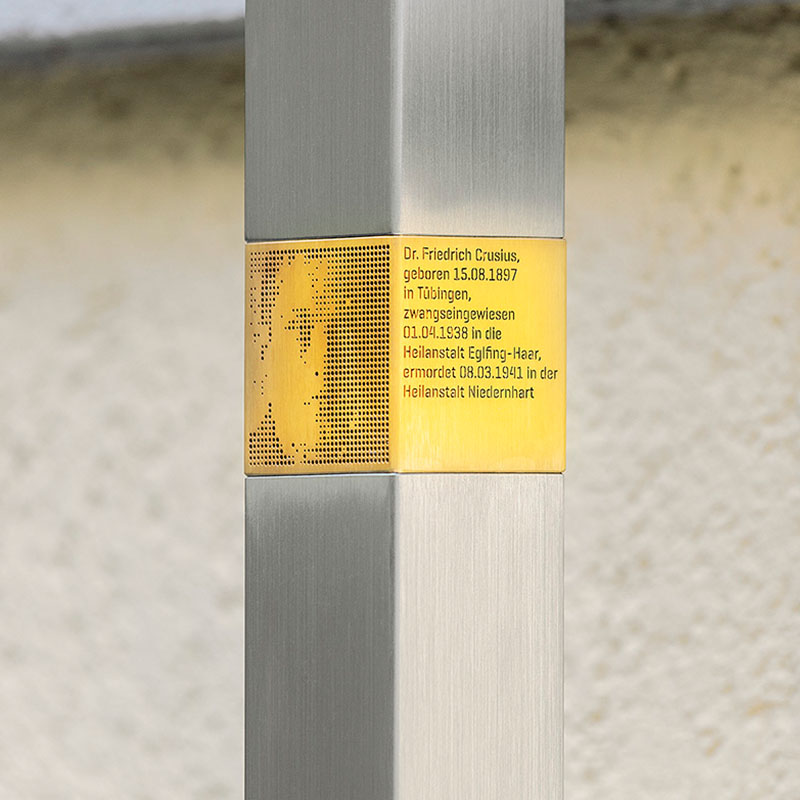 Abbildung einer Person in einer Erinnerungstafel Abbildung einer Person in einer Erinnerungstafel