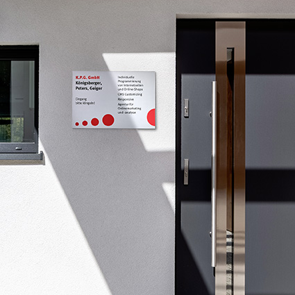 Firmenschilder für die Hauswand vor einer weißen Wand Firmenschilder für die Hauswand vor einer weißen Wand