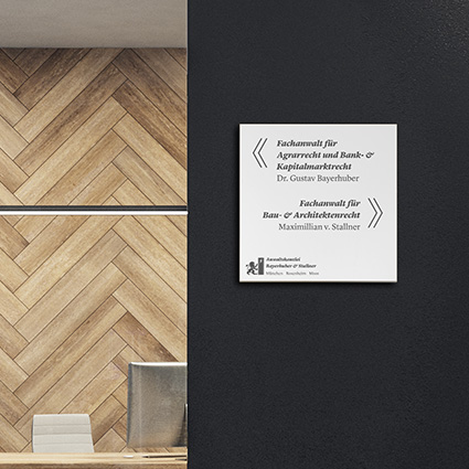 Weißes Kanzleischild an der Anmeldung im Gebäude Weißes Kanzleischild an der Anmeldung im Gebäude