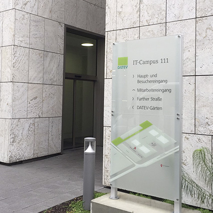 Außenaufsteller Outdoor-Stele aus Glas Detailansicht Außenaufsteller Outdoor-Stele aus Glas Detailansicht