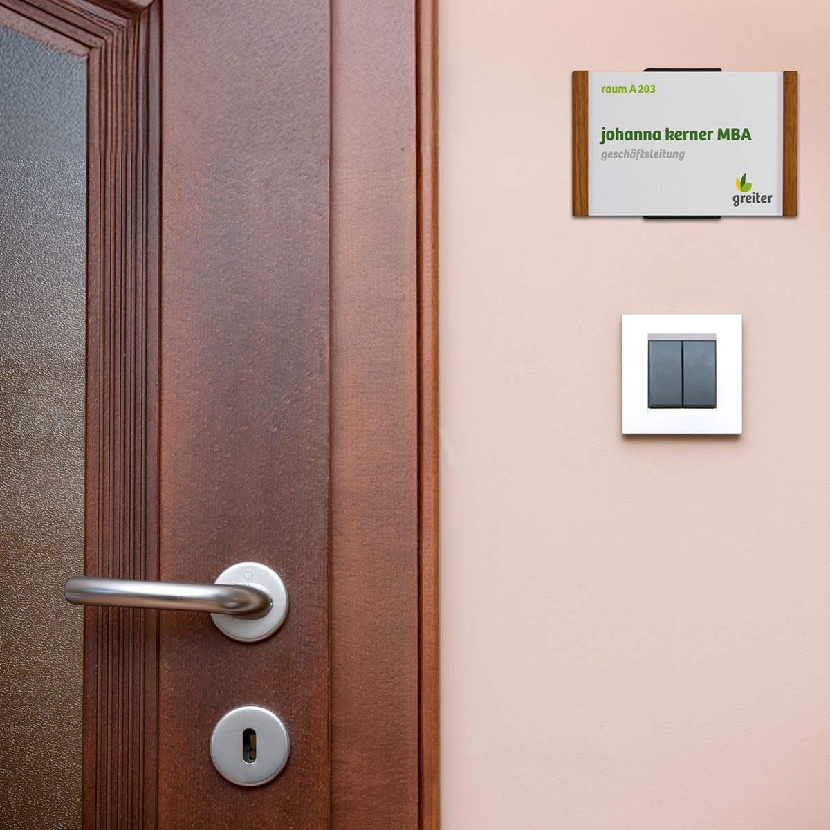 Türschild, Modell LMH, ~DIN A6, Querformat, seitlicher Rahmen aus Eiche