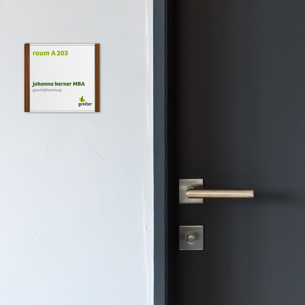 Türschild, Modell LMH, 150 x 160 mm (H x B), Rahmen aus Aluminium (Silber) und Holz (Nussbaum)