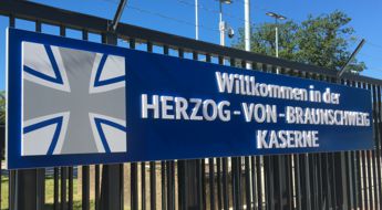 Kasernenschild an einem Tor Kasernenschild an einem Tor