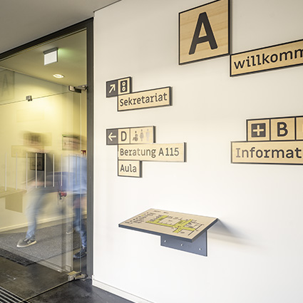 Schildersysteme aus Holz Schildersysteme aus Holz