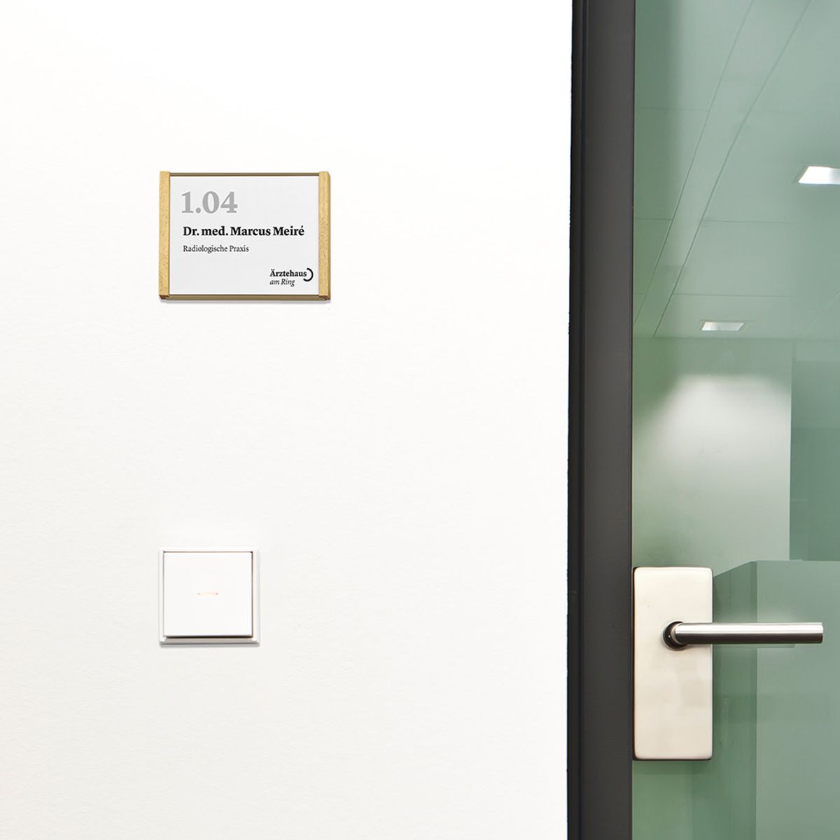 Türschild, Modell LMH, ~DIN A6, Querformat, Rahmen aus Aluminium (Bronze) und Holz (Ahorn)