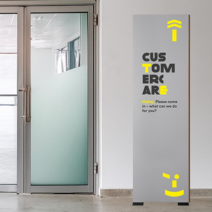 Innenaufsteller (Infostele) aus Holz in einem Durchgang in Silber Innenaufsteller (Infostele) aus Holz in einem Durchgang in Silber