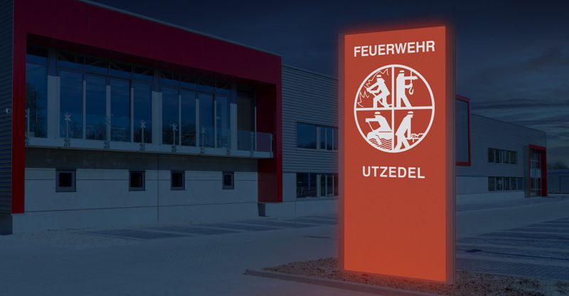 Außenaufsteller beleuchtet auf dem Kasernengelände
