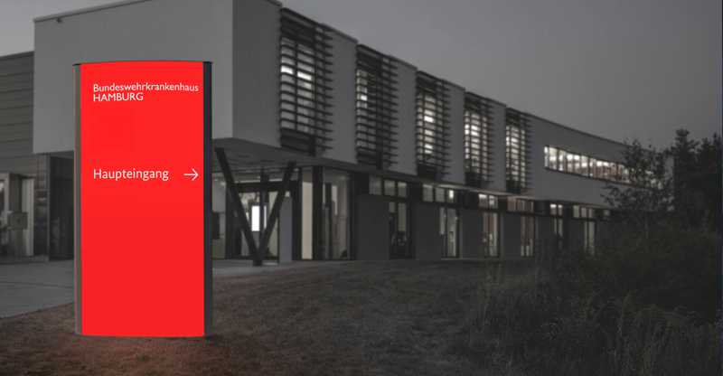 Außenaufsteller beleuchtet auf dem Kasernengelände Außenaufsteller beleuchtet auf dem Kasernengelände