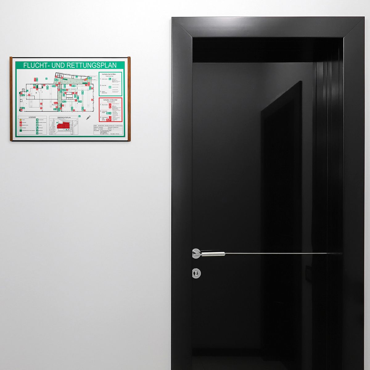 Wandschild, Modell LMH, ~ DIN A3, Querformat, Holzrahmen Nussbaum kombiniert mit schwarzem Aluminium