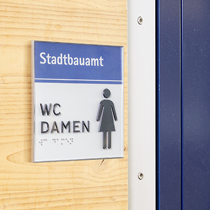 Taktiles Rio-Türschild mit Kugeltechnik im Eingangsbereich Taktiles Rio-Türschild mit Kugeltechnik im Eingangsbereich