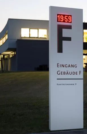 Werbepylonen aussen digital beleuchtet Werbepylonen aussen digital beleuchtet