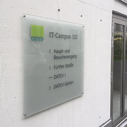 Wandschild (Wegweiser-Schild) aus Glas zur Orientierung im Außenbereich Wandschild (Wegweiser-Schild) aus Glas zur Orientierung im Außenbereich