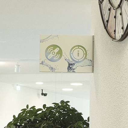 Fahnenschild (Nasenschild) aus Aluminium im Büro Fahnenschild (Nasenschild) aus Aluminium im Büro
