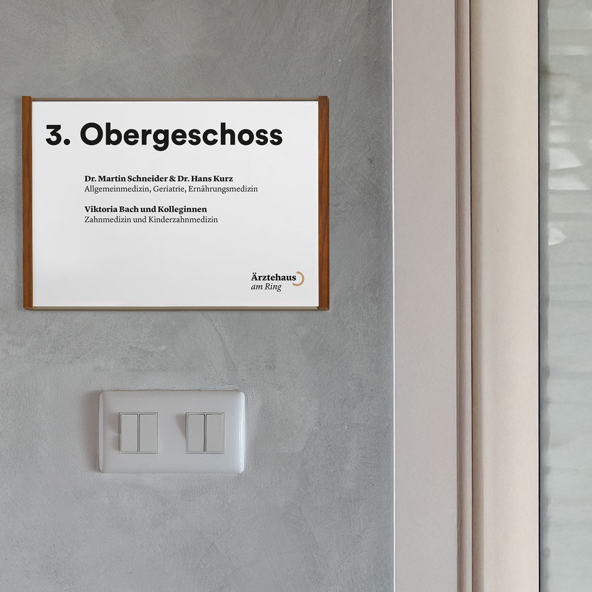 Wandschild, Modell LMH, ~ DIN A4, Querformat, Holzrahmen Nussbaum kombiniert mit bronzefarbenem Aluminium