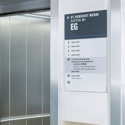 Besucherleitsystem neben Aufzug Besucherleitsystem neben Aufzug