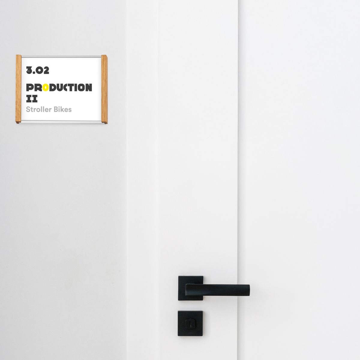 Türschild, Modell LMH, ~DIN A6, Querformat, Rahmen aus Aluminium (Silber) und Holz (Eiche) Türschild, Modell LMH, ~DIN A6, Querformat, Rahmen aus Aluminium (Silber) und Holz (Eiche)