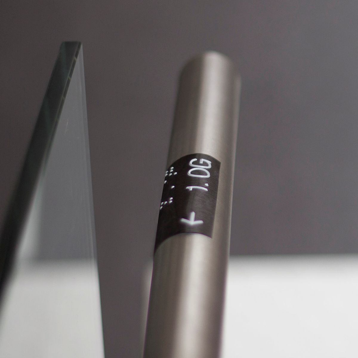 Handlaufschild aus Folie in Aluoptik, Schwarz gebürstet, max. 13 Zeichen