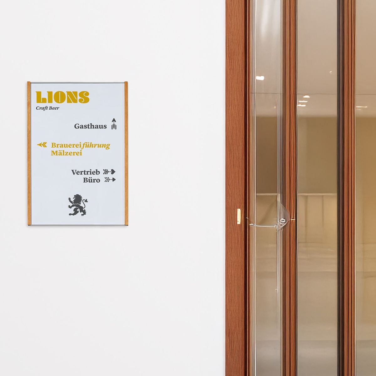 Wandschild, Modell LMH, ~ DIN A3, Hochformat, Holzrahmen Eiche kombiniert mit silbernem Aluminium