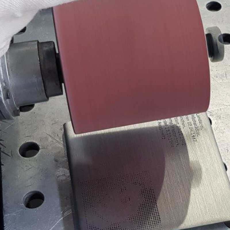 Nach dem Lasern polieren wir das Erinnerungszeichen Nach dem Lasern polieren wir das Erinnerungszeichen