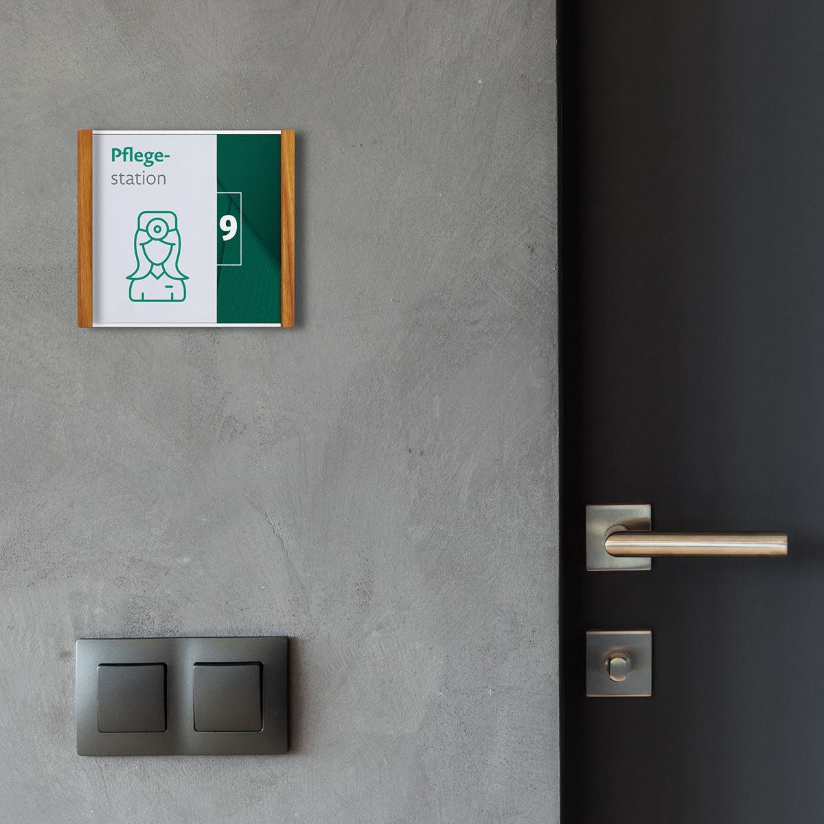 Türschild, Modell LMH, 150 x 160 mm (H x B), Rahmen aus Aluminium (Silber) und Holz (Eiche), Muster