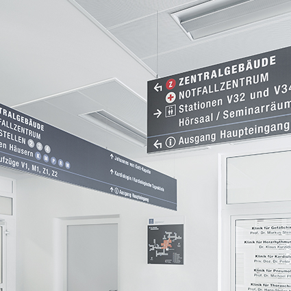 Deckenhänger (Hängeschild) aus Aluminium im Krankenhaus Deckenhänger (Hängeschild) aus Aluminium im Krankenhaus