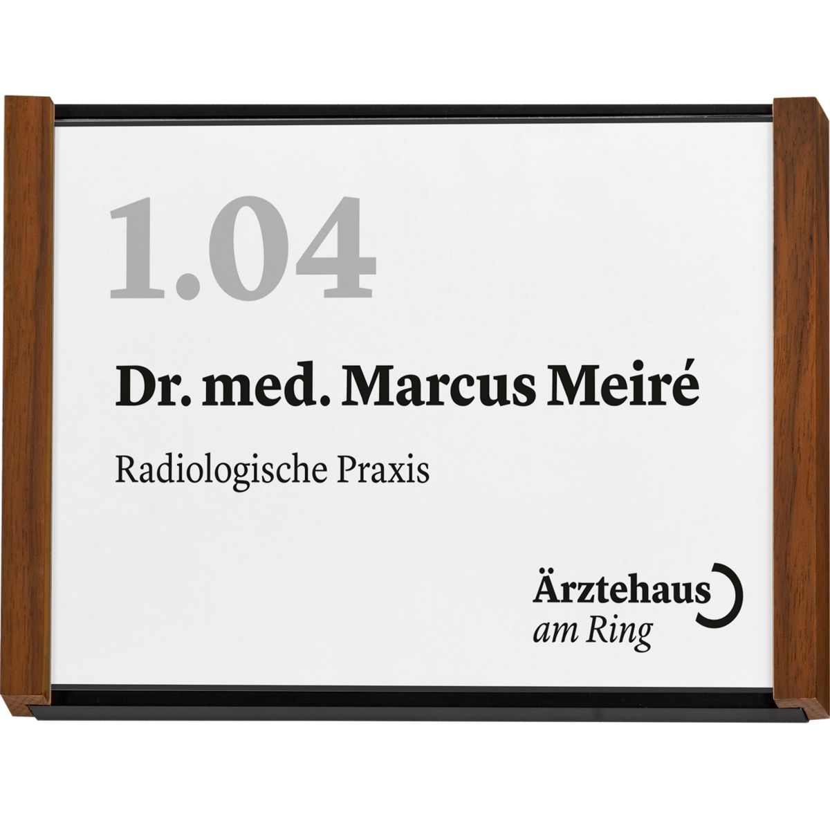 Türschild, Modell LMH, ~DIN A6, Querformat, Rahmen aus Aluminium (Schwarz) und Holz (Nussbaum)