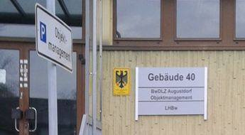 Wandschild am Eingang zum Objektmanagement Wandschild am Eingang zum Objektmanagement