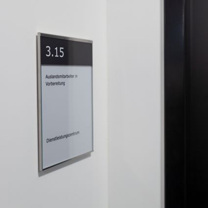 Türschilder Büro austauschbar aus Edelstahl und Glas Türschilder Büro austauschbar aus Edelstahl und Glas
