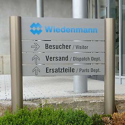 Gebäudebeschilderung im Außenbereich Gebäudebeschilderung im Außenbereich