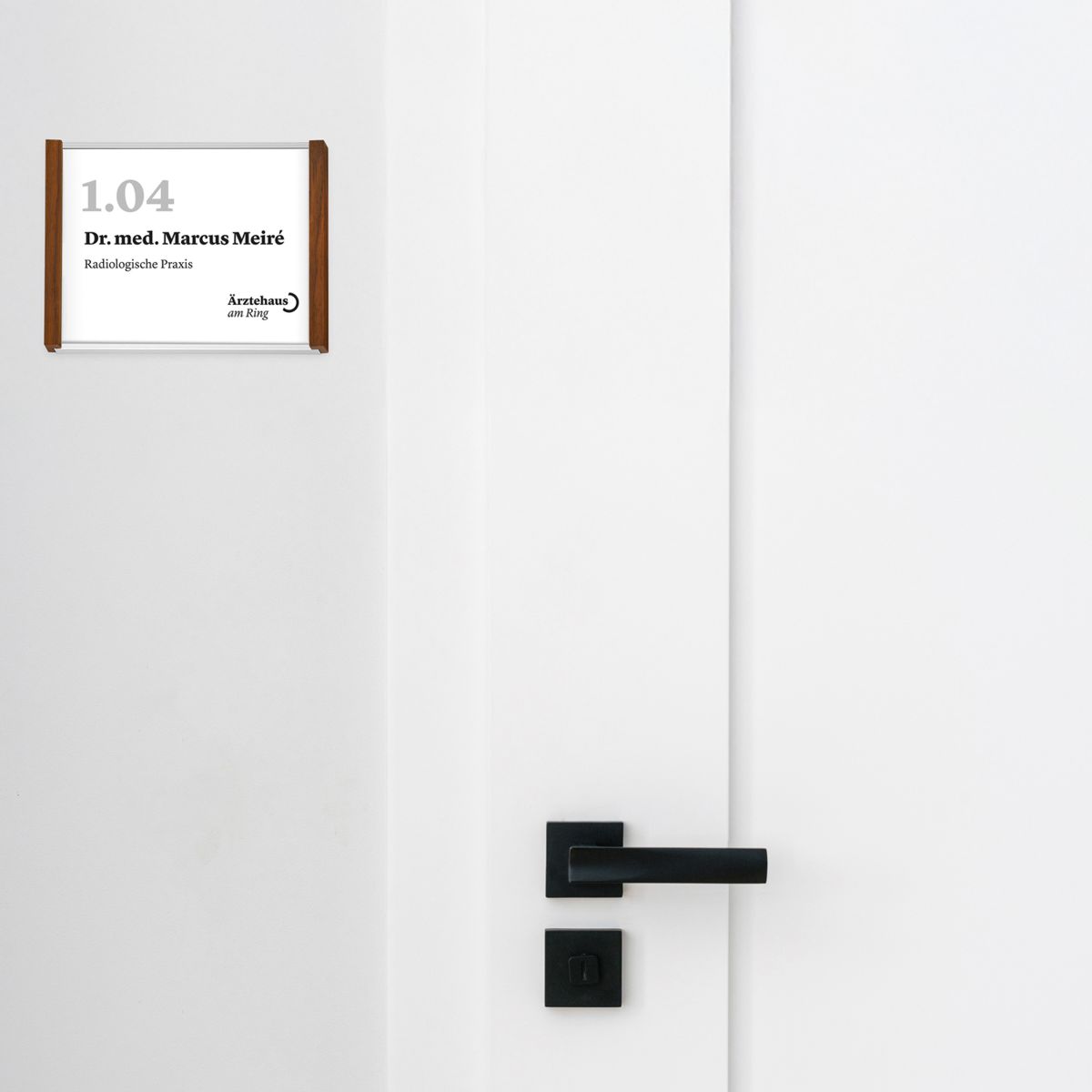 Türschild, Modell LMH, ~DIN A6, Querformat, Rahmen aus Aluminium (Silber) und Holz (Nussbaum)