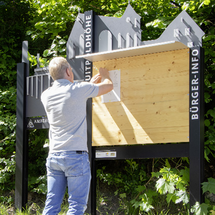 Außenaufsteller Outdoor-Stele aus Holz inkl. Schaukasten Außenaufsteller Outdoor-Stele aus Holz inkl. Schaukasten